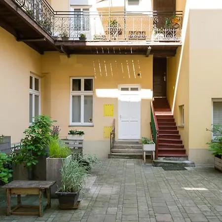 Sekretne Gniazdko W Tajemniczym Ogrodzie Kraków